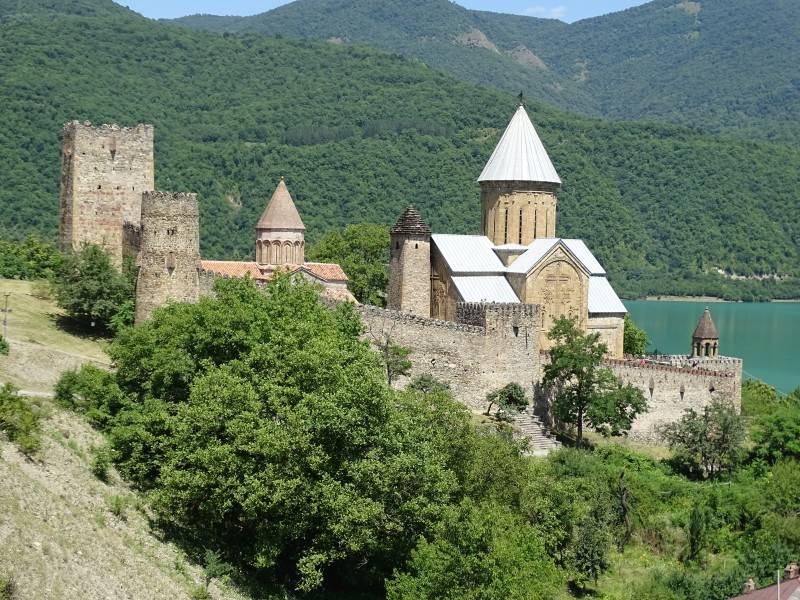 Ansicht der Festung Ananuri: Blick auf die Festung Ananuri