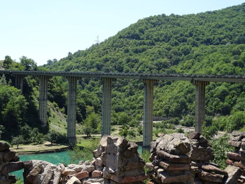Brücke der Georgischen Heerstraße: Brücke der Georgischen Heerstraße über den Zufluss zum Stausee - bester Blick auf die Festung Ananuri