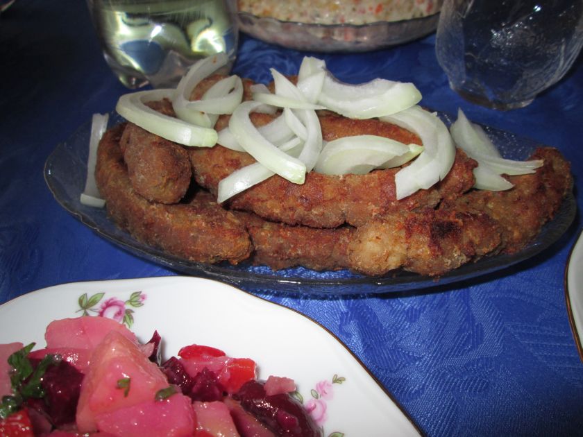 Kababi: Georgische Version von Frikadellen mit Kartoffelsalat