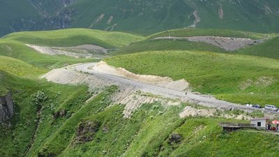 Georgische Heerstraße: Die Straße führt in Richtung Kreuzpass