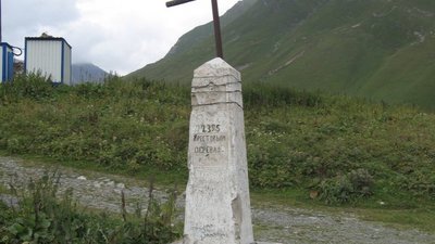 Georgische Heerstraße: Denkmal am Kreuzpass