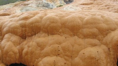 Georgische Heerstraße: Der Felsen sieht aus wie vom Mars