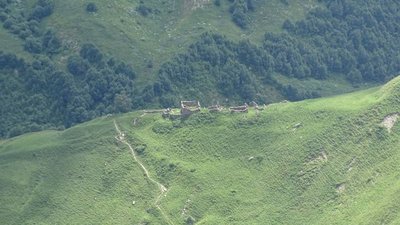Georgische Heerstraße: Ruinen auf einem Bergsattel