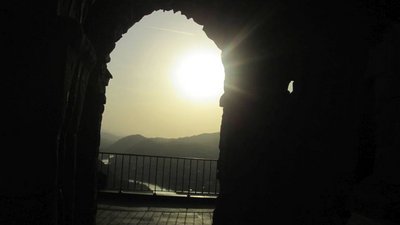 Dshwari-Kloster: Blick durch ein Tor in die Abendsonne über Mzcheta
