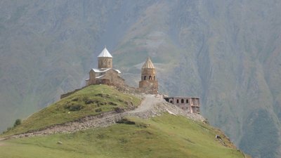 Georgische Heerstraße: Sameba-Kirche in Gergeti