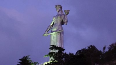 Kartlis Deda: Mutter Georgiens in der Nacht