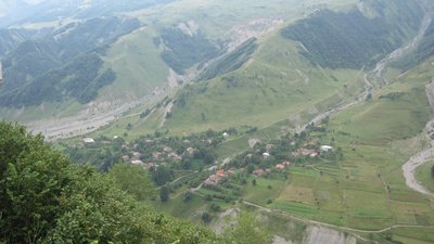 Georgische Heerstraße: Eine Aussichtsplattform bietet einen weiten Blick ins Tal bei Ganisi
