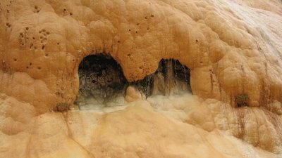 Georgische Heerstraße: Der Fels ist eingefärbt