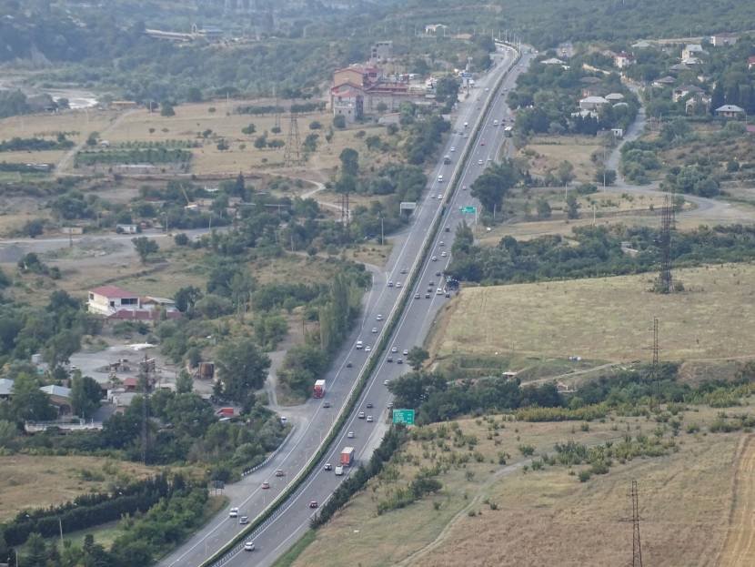 Dshwari-Kloster: Vom Kloster aus ist die Autobahn nach Gori zu sehen