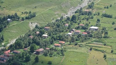 Georgische Heerstraße: Blick von der Plattform ins Dorf