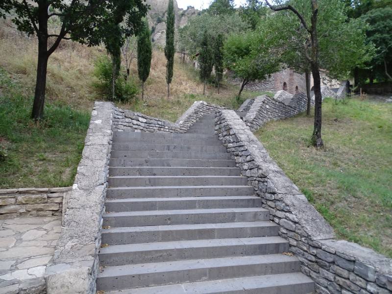 Kloster Schiomgwime: Renovierte Treppe am Kloster