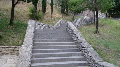 Kloster Schiomgwime: Renovierte Treppe am Kloster
