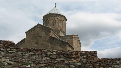 Georgische Heerstraße: Sameba-Kirche in Gergeti