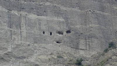 Kloster Schiomgwime: Höhlen oberhalb des Klosters
