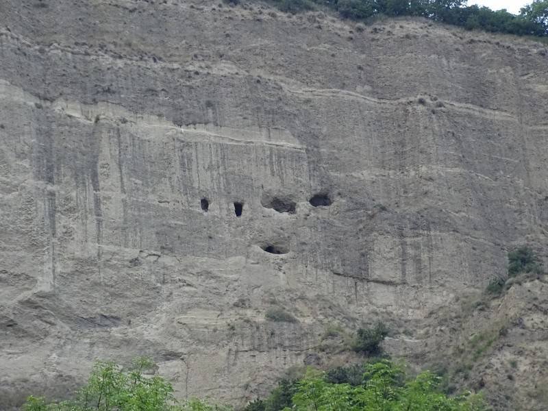 Kloster Schiomgwime: Höhlen oberhalb des Klosters
