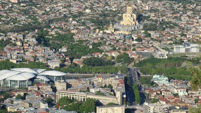 Blick auf Tbilissi: Innenstadt von Tbilissi vom Mtazminda aus gesehen