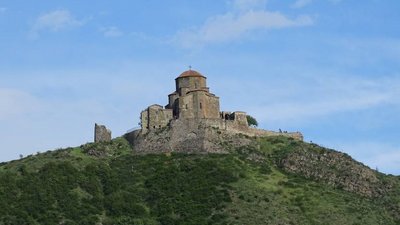 Dshwari-Kloster: Das Kloster liegt auf einem Bergsporn