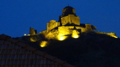 Dshwari-Kloster: In der Nacht ist das Kloster beleuchtet und bei klarem Wetter von Mzcheta aus sehr gut zu sehen