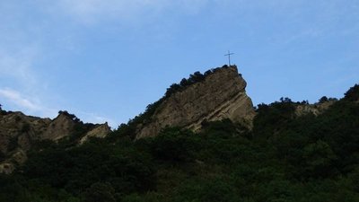 Kloster Schiomgwime: Kreuz auf dem Berg oberhalb des Klosters