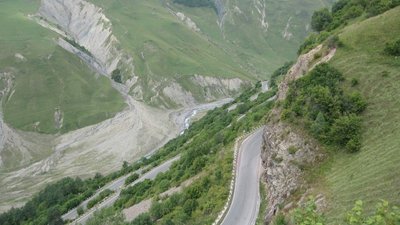 Georgische Heerstraße: Die Straße überwindet rund 200 m Höhenunterschied