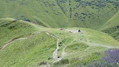 Georgische Heerstraße: Kreuz unterhalb der Sameba-Kirche