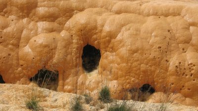 Georgische Heerstraße: Das Wasser ist in vielen Quellen entlang der Heerstraße sehr eisenhaltig