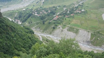 Georgische Heerstraße: Blick ins Tal von der Aussichtsplattform bei Ganisi
