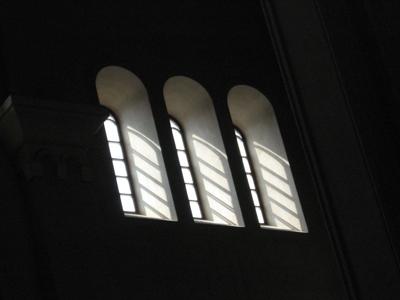 Sameba-Kirche: Durch die Fenster dringt Licht herein
