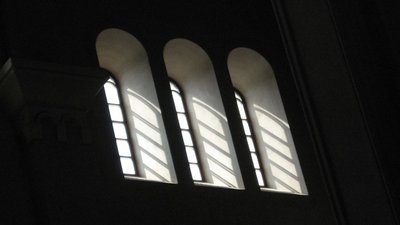Sameba-Kirche: Durch die Fenster dringt Licht herein