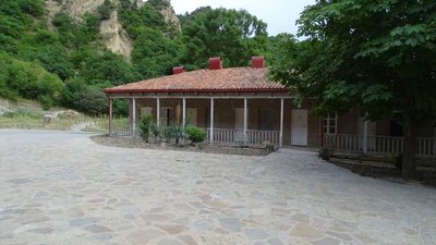 Kloster Schiomgwime: Nebengebäude des Klosters
