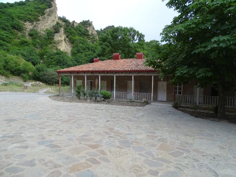 Kloster Schiomgwime: Nebengebäude des Klosters