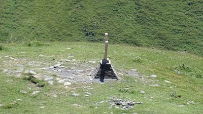 Georgische Heerstraße: Kreuz unter der Sameba-Kirche