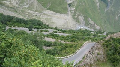 Georgische Heerstraße: Die Straße windet sich in Serpentinen den Hang empor