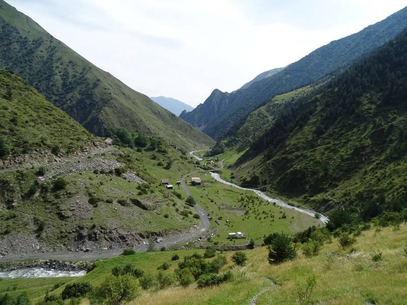 Schatili: Der Fluss schlängelt sich durch das Tal