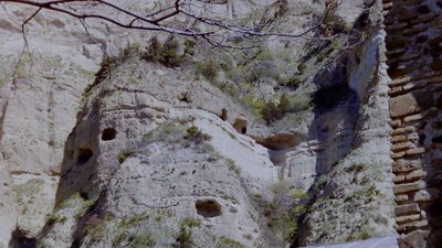 Kloster Schiomgwime: In früheren Zeiten wohnten Mönche in den Höhlen