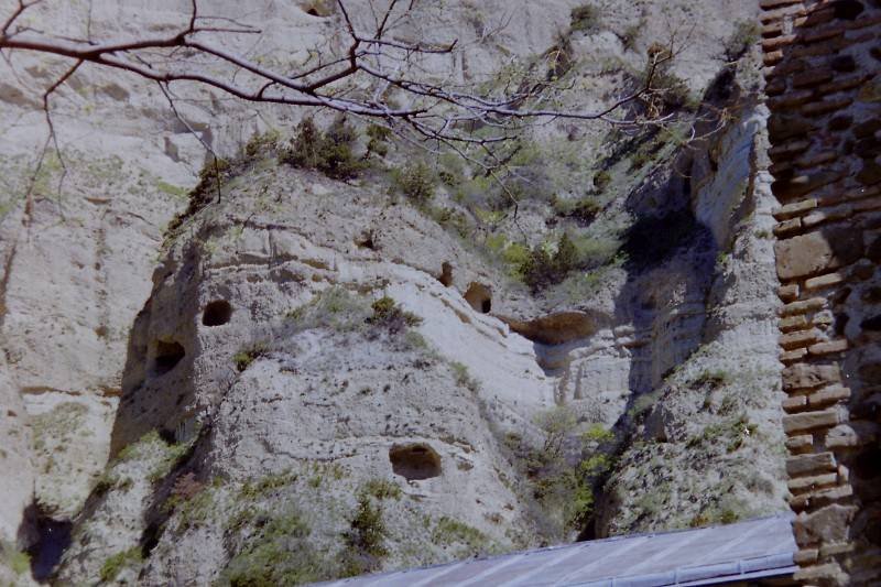 Kloster Schiomgwime: In früheren Zeiten wohnten Mönche in den Höhlen