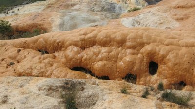 Georgische Heerstraße: Auf dem Fels hat sich Eisen niedergeschlagen