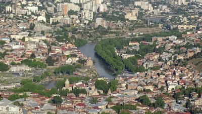 Blick auf Tbilissi: Innenstadt von Tbilissi vom Mtazminda aus gesehen