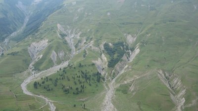Georgische Heerstraße: Grüne Berghänge im Kaukasus bei Ganisi