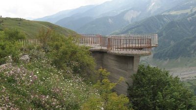 Georgische Heerstraße: Eine Aussichtsplattform bietet einen hervorragenden Blick ins Tal und auf die Berge