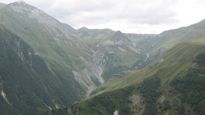 Georgische Heerstraße: Berge das Tal hinauf