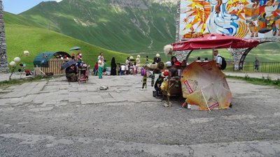 Georgische Heerstraße: Händler und Touristen am Denkmal