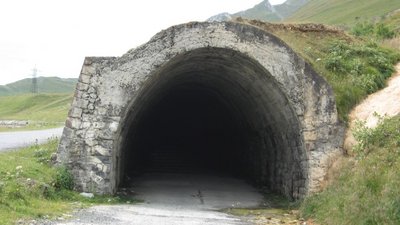 Georgische Heerstraße: Ein Tunnel sollte von Lawinen bedrohtes Stück der Heerstraße im Winter besser passierbar machen