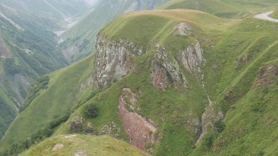 Georgische Heerstraße: Berge im Hintergrund