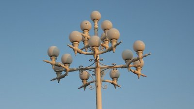 Sameba-Kirche: Leuchter auf dem Platz vor der Kirche