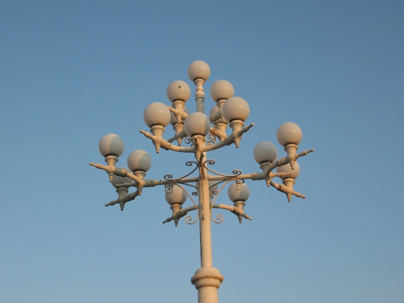 Sameba-Kirche: Leuchter auf dem Platz vor der Kirche