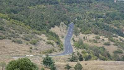 Dshwari-Kloster: Die Straße windet sich den Berg hoch