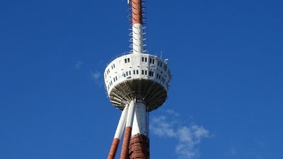 Fernsehturm: Der Fernsehturm in Tbilissi auf dem Matzminda aus der Nähe gesehen