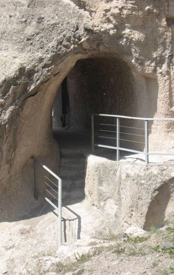 Höhlenstadt Wardsia: Eine Höhle von außen