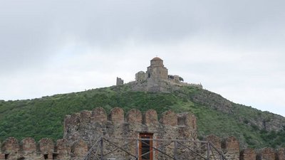 Dshwari-Kloster: Aus der Altstadt von Mzcheta ist das Kloster zu sehen